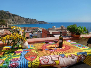 Mungi bay, flat with sea view roof top terrace, Giardini Naxos